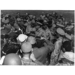  General Douglas MacArthur,met,photographers,reporters 