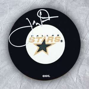 JOE NIEUWENDYK Dallas Stars SIGNED Hockey PUCK  Sports 