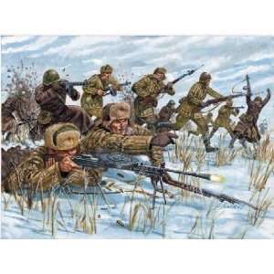   Italeri 1/72 WWII Russian Infantry Winter Uniform (48) Toys & Games